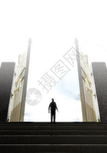 一种概念描述一个人站在楼梯的顶端走向通往天堂的大门3D制图片