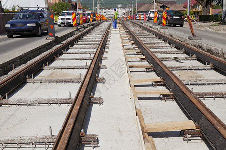 路上过汽车的铁路建筑工地和中图片