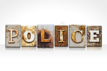 POLICE这个词以生锈的金属纸质印刷形式写在白图片