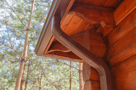 森林木屋的顶排水沟系统图片