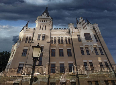 观察基辅安德列夫斯基波克的理查德城堡天空中美丽的云图片