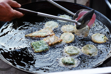 在煮沸的油中煎炸的甜圈图片