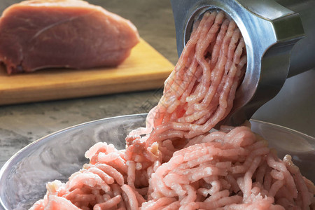 磨肉特写的过程绞肉机制作碎肉自制食背景图片