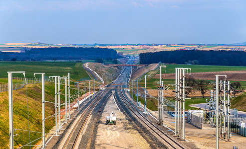 高速铁路LGV第2阶段正在法国Saverne附近建造图片