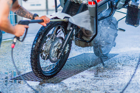 摩托洗车摩托大自行车清洗用泡沫图片