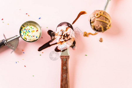 各种样的金属冰淇淋勺不同的冰淇淋和粉红图片