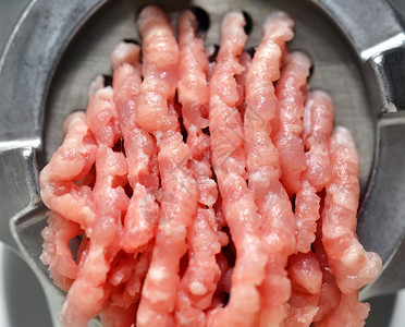 新鲜肉末托盘屠夫手绞肉机和将肉放高清背景图片免费