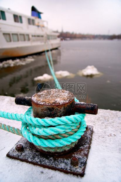 冬季停泊船绳索的特写图片