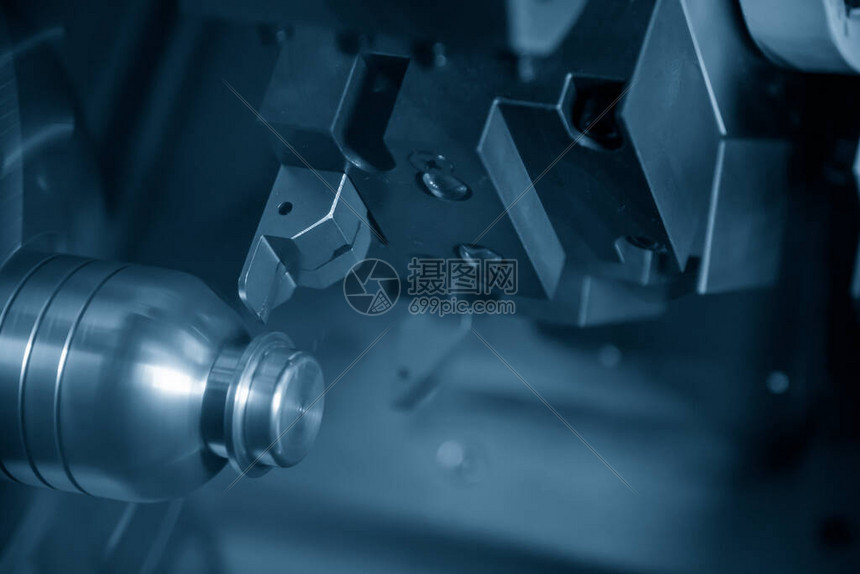 数控车床用切削工具对金属轴零件进行精加工高清图片下载-正版图片503561328-摄图网