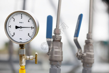 石油和天然气生产过程中监测条件的压力表图片
