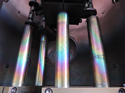 薄胶片涂层钢棒上的彩虹在磁体喷发沉图片