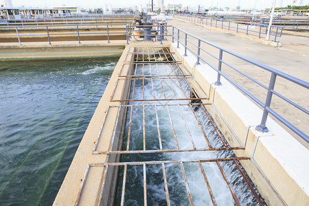 水厂工业园中流淌的纯净水图片