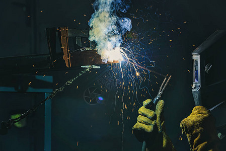 制造工人在工厂用火花焊接金属图片
