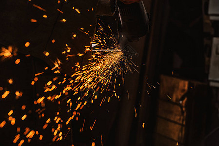 制造工人使用在工厂用火花锯的圆图片