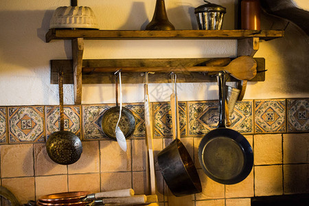 农舍厨房农舍里的旧锅碗瓢盆图片