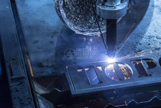 CNC纤维激光切割机用闪光灯切割金属板高科技的金属制造概念图片
