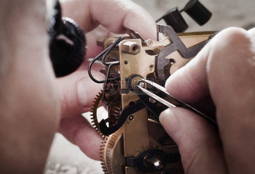 人修钟表的裁剪图像高清图片下载-正版图片503563330-摄图网