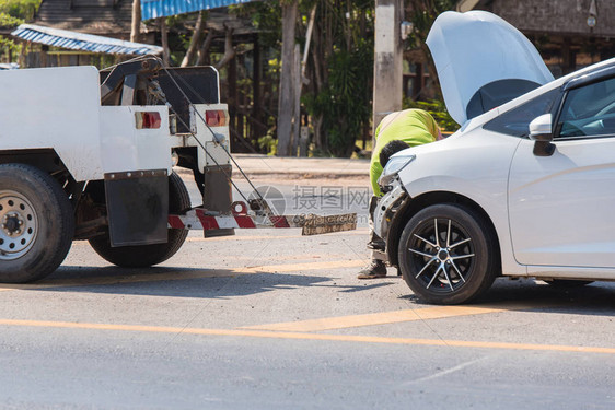 路上的车祸事故白色车被撞坏在路上图片