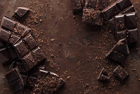 铁锈金属背景上巧克力片块和巧克力图片