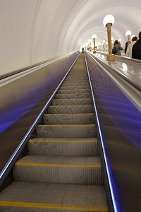 莫斯科地铁的金属彩色扶梯和有照图片