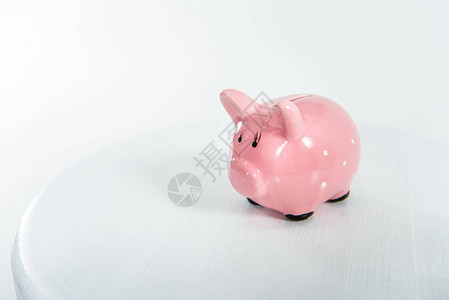 小粉红小猪银行站在白色和复制空图片