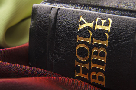 用金色字母写的黑色皮革圣经封面图片