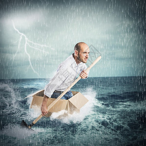 暴风雨中男子图片