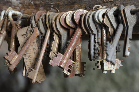 一堆旧生锈钥匙的集合图片