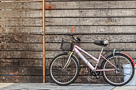 旧木墙上的自行车停放处图片