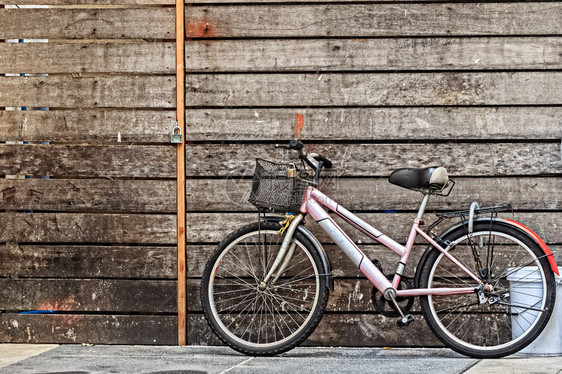旧木墙上的自行车停放处图片