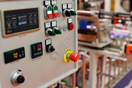 自动生产线的控制面板MDF或芯片板压模机图片