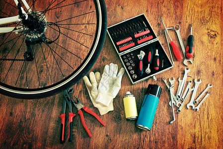 使用工具和瓶子修理或维修自行车的概念图片