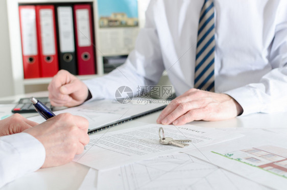 客户在房产中介签订房产合同图片