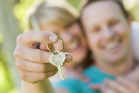 幸福的情侣在门外拿着空房钥匙里面有钥匙上图片