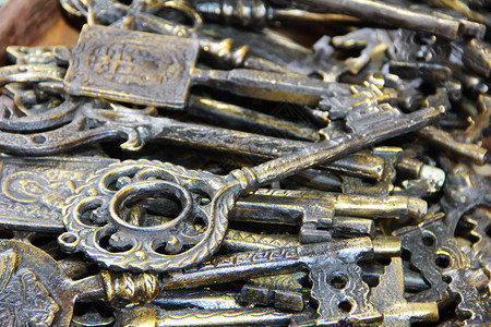古老的生锈金属钥匙图片