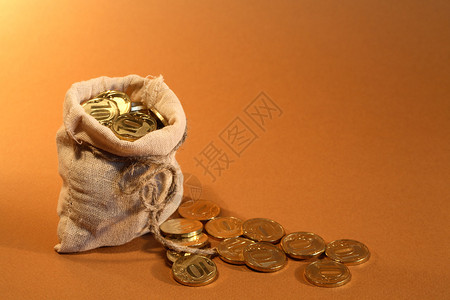 财富概念开放的圆球袋满金硬币站背景图片