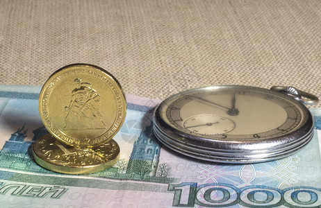 Retro袖珍手表卢布钞票和纪念硬币斯大林格勒图片