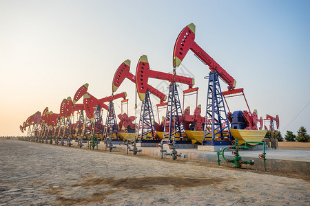 在明亮的天空中钻油井背景图片