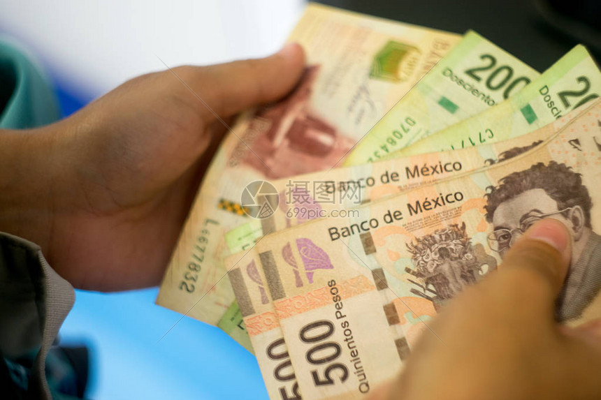 数墨西哥钱的手图片
