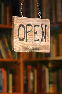 书店橱窗里的开放标志图片
