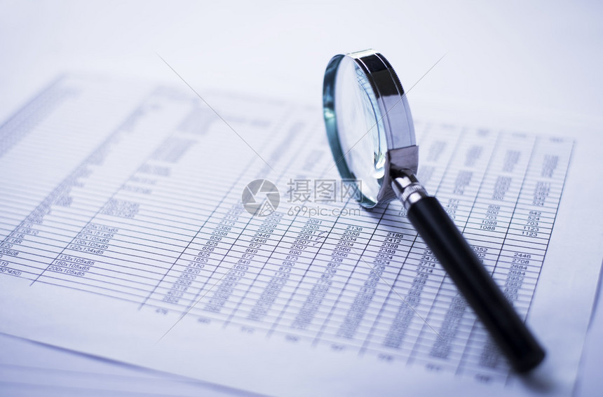 在服务台对财务报表文件和放大镜进行概念形象分析图片