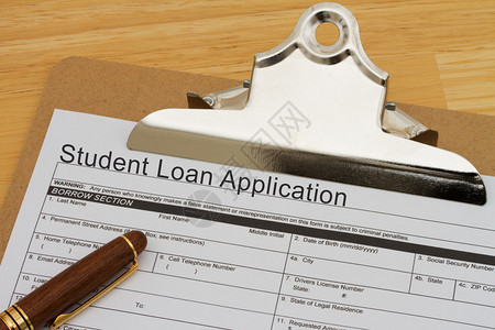 学生贷款申请表在剪贴板上用钢笔图片