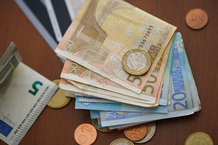 木背景的欧元货币硬钞图片