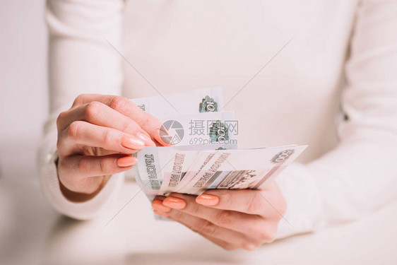 妇女点数俄罗斯卢布钞票有图片