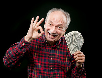 快乐的老男人展示钱的风扇图片