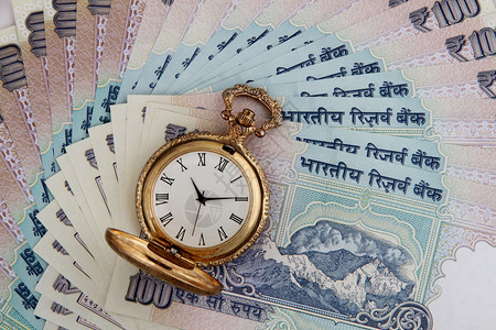 印度货币卢比与古董手表图片