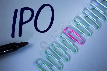 文字书写文本Ipo首次公开募股的经营理念公司首次股票向公众开书面纯蓝色背景回形针图片