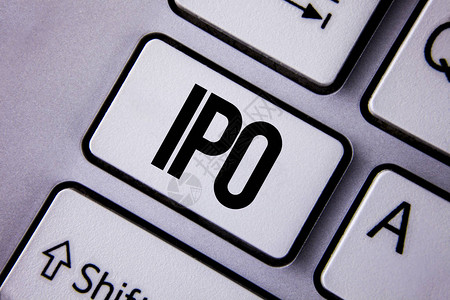 手写文本Ipo概念意义首次公开发行公司的首次股票向公众提供写有复制空间的白色键图片