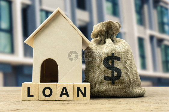 房屋贷款抵押贷款保险房屋概念的金融抵押贷款一美元袋子里的钱和木块上的住宅模型描述为某项财产借钱图片