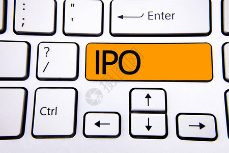 显示Ipo的文本符号概念照片首次公开发行公司首次向公众提供带有复制空间的书面橙色键按钮白色键盘的背景图片